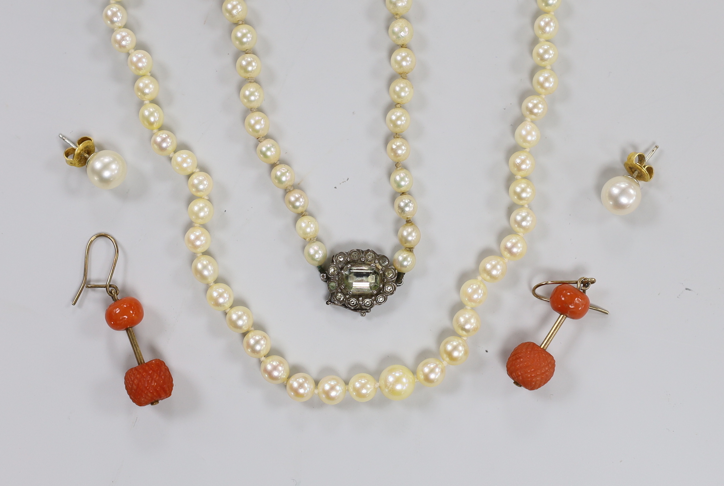 Sundry jewellery including two single strand graduated cultured pearl necklaces, a pair of coral drop earrings and a pair of cultured pearl earrings.